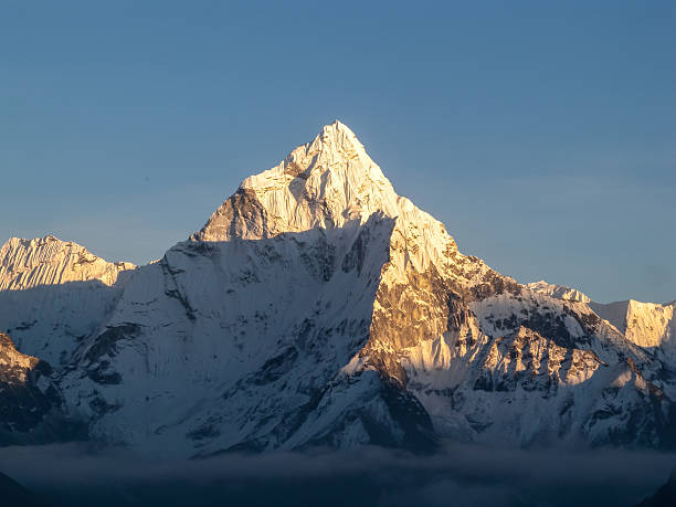 más los picos del mundo amadablam - amadablam fotografías e imágenes de stock