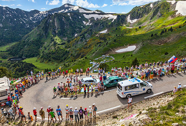 ambulance de le tour de france - tour de france photos et images de collection