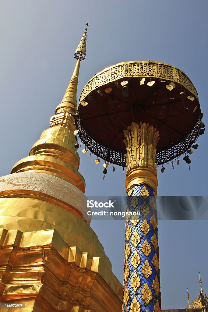 Pagoda w Wat-ponga Sanook w bluesky tle, Tajlandia - Zbiór zdjęć royalty-free (Archeologia)