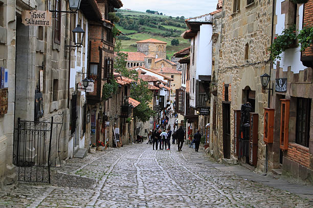 vista de una calle en santillana del mar - cueva de altamira fotografías e imágenes de stock