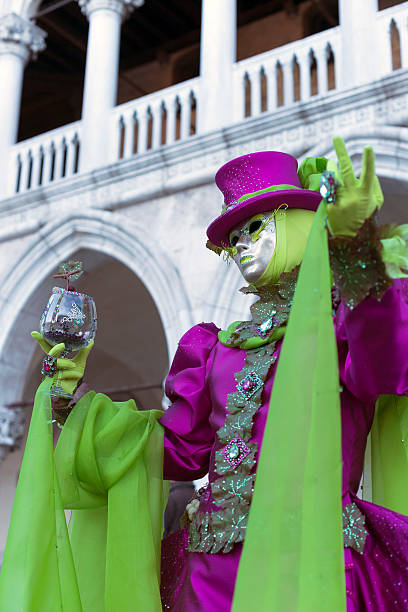 vino maschera di carnevale a venezia, italia, 2013 - venice italy editorial mardi gras performer foto e immagini stock