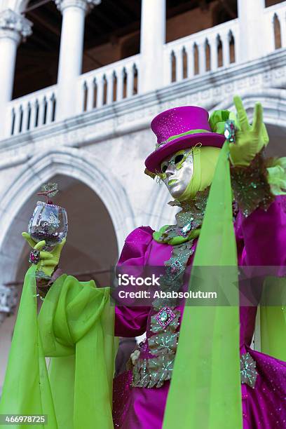 Foto de Vinho Máscara De Carnaval De Veneza Itália De 2013 e mais fotos de stock de Adulto