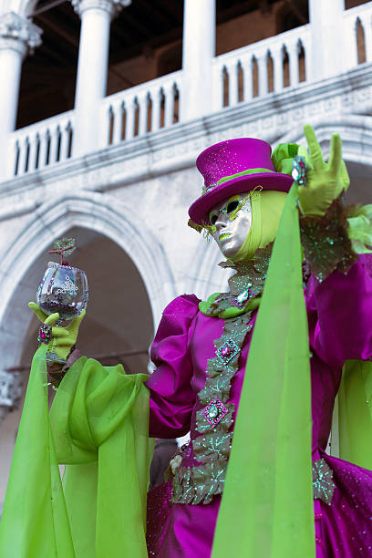 вино маска в венецианский карнавал, 2013, италия - venice italy editorial mardi gras performer стоковые фото и изображения