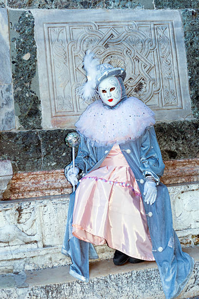 маска перед дворец дожей, венеция, италия - venice italy editorial mardi gras performer стоковые фото и изображения