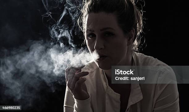 Frustrated 式燻製器 - タバコのストックフォトや画像を多数ご用意 - タバコ, タバコを吸う, ヘルスケアと医療