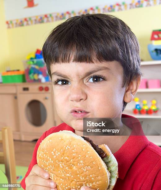 Мальчик С Гамбургер — стоковые фотографии и другие картинки 4-5 лет - 4-5 лет, Бургер, Бутерброд