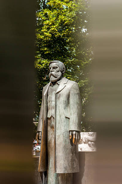 berlin – die statue von friedrich engels - friedrich engels stock-fotos und bilder