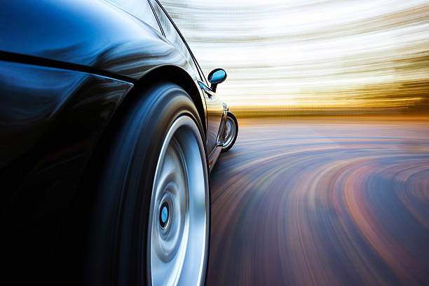 speeding curve sports car. - 低角度觀看 圖片 個照片及圖片檔
