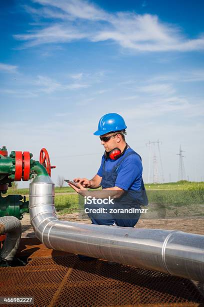 Engenheiro Oilfield - Fotografias de stock e mais imagens de Abastecer - Abastecer, Azul, Bomba Petrolífera