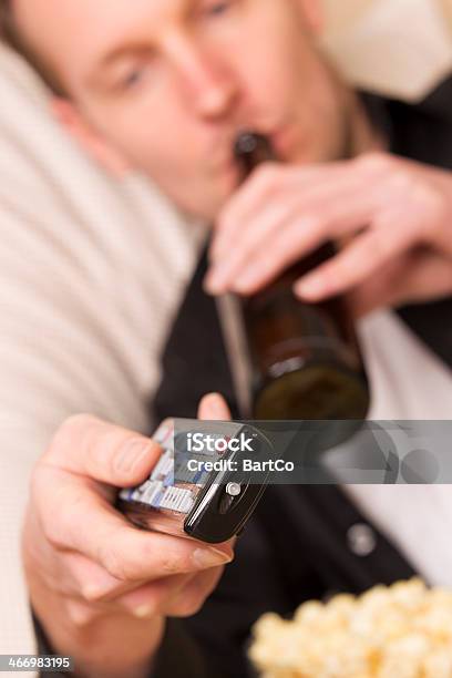 Lazy Hombre Bebiendo Cerveza Foto de stock y más banco de imágenes de Abdomen - Abdomen, Abdomen humano, Aburrimiento