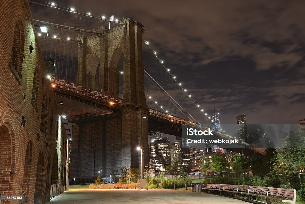 Brooklyn Bridge nocą - Zbiór zdjęć royalty-free (Architektura)