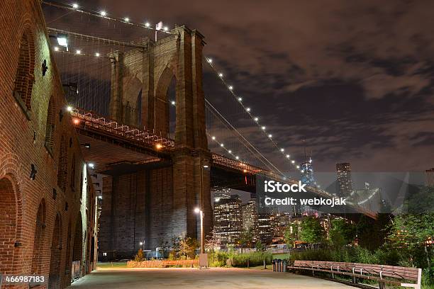 Brooklyn Bridge Nocą - zdjęcia stockowe i więcej obrazów Architektura - Architektura, Bez ludzi, Biurowiec
