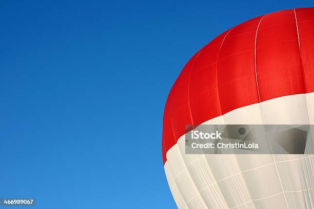 Rojo Y Blanco Globo Aerostático De Aire Caliente Foto de stock y más banco de imágenes de Globo aerostático - Globo aerostático, Acontecimiento, Agarrar