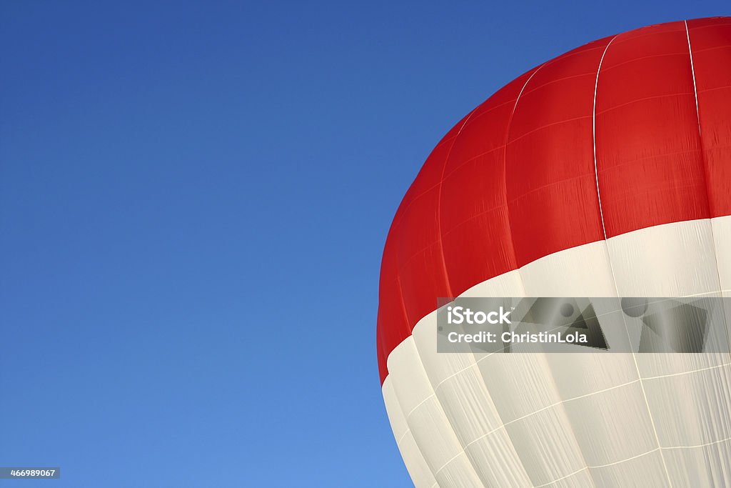 Czerwony i biały Balon na ogrzane powietrze - Zbiór zdjęć royalty-free (Balon na ogrzane powietrze)