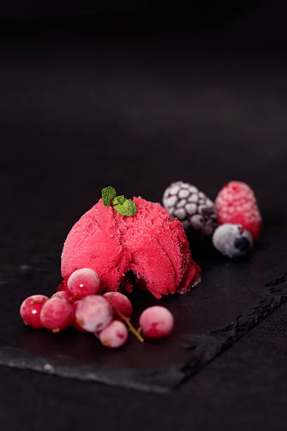 helado de frambuesa - ice cream raspberry ice cream fruit mint fotografías e imágenes de stock