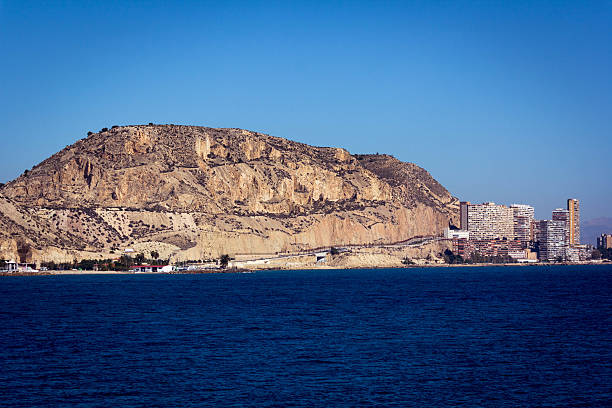 Edificio montagna e sulla costa - foto stock