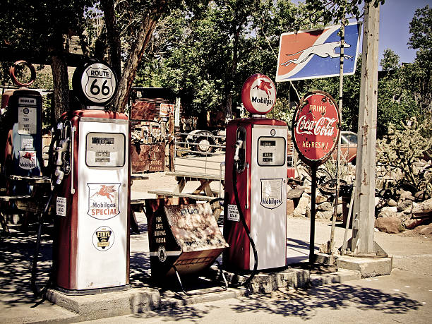 топлива-лодочки в ретро-стиле на route 66, hackberry, аризона, сша - station gasoline old fuel pump стоковые фото и изображения