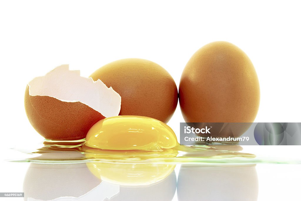 La carcasa de una yema de huevo, aislado sobre fondo blanco. - Foto de stock de Alimento libre de derechos