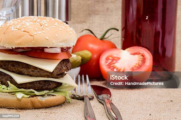 Doble Hamburguesa Con Ingredientes Y Cubiertos Foto de stock y más banco de imágenes de Alimento - Alimento, Alimentos cocinados, Barbacoa - Comida