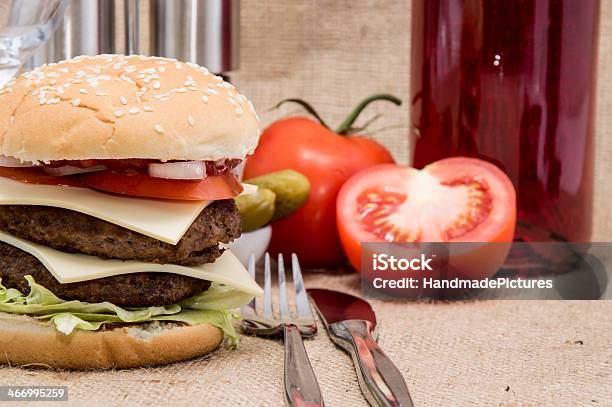 Двойные Гамбургер С Ингредиентами И Столовыми Приборами — стоковые фотографии и другие картинки Американская культура