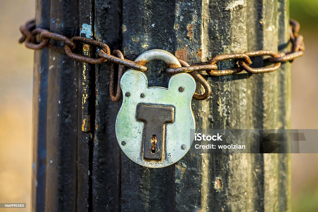 Old rusty fiable Candado de cadenas para contabilizar - Foto de stock de Acero libre de derechos