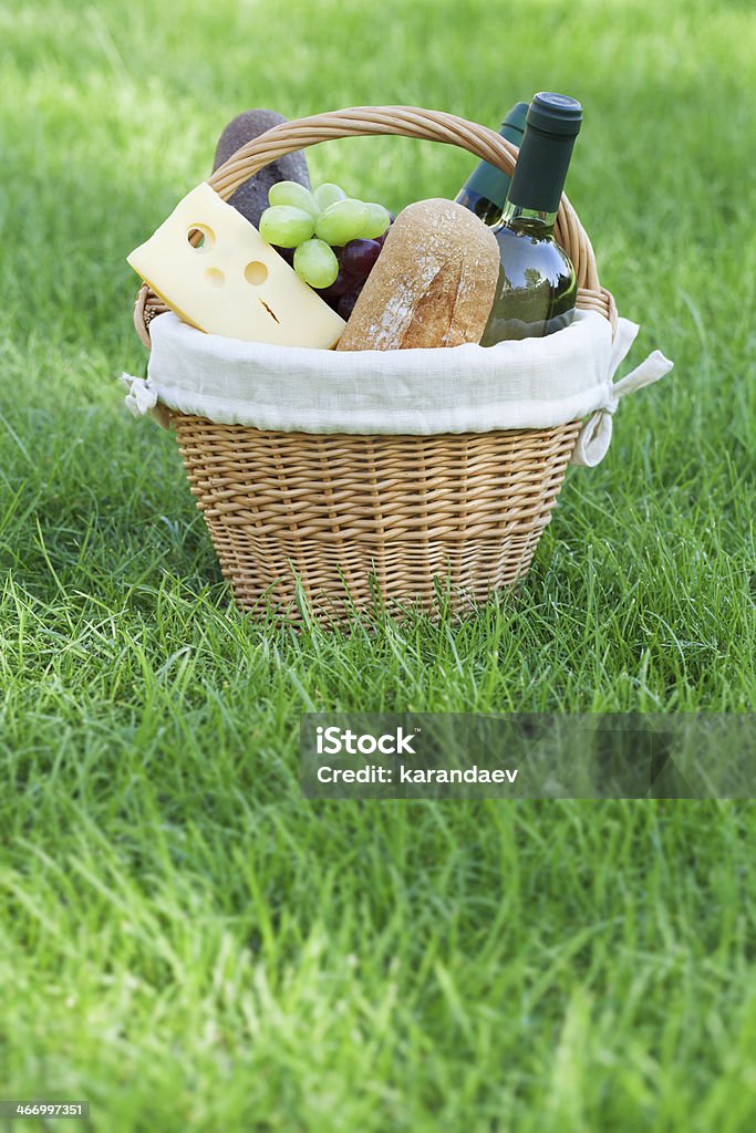 Outdoor Picknick-Korb mit Wein auf dem Rasen - Lizenzfrei Alkoholisches Getränk Stock-Foto