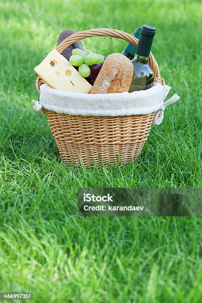 Outdoor Picknickkorb Mit Wein Auf Dem Rasen Stockfoto und mehr Bilder von Alkoholisches Getränk - Alkoholisches Getränk, Brotsorte, Feld