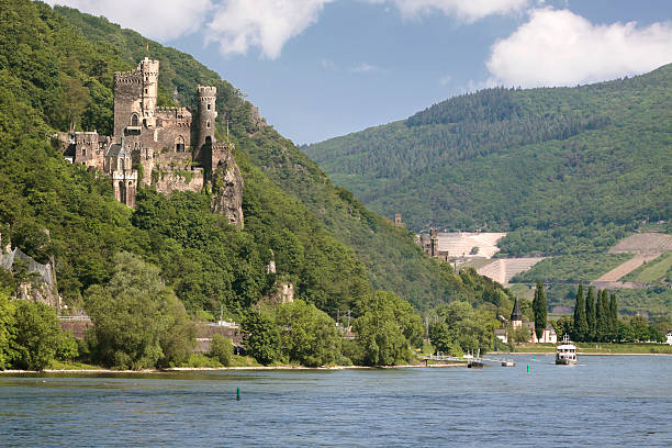 castelo reichenstein vale do reno (médio) - rhine gorge imagens e fotografias de stock