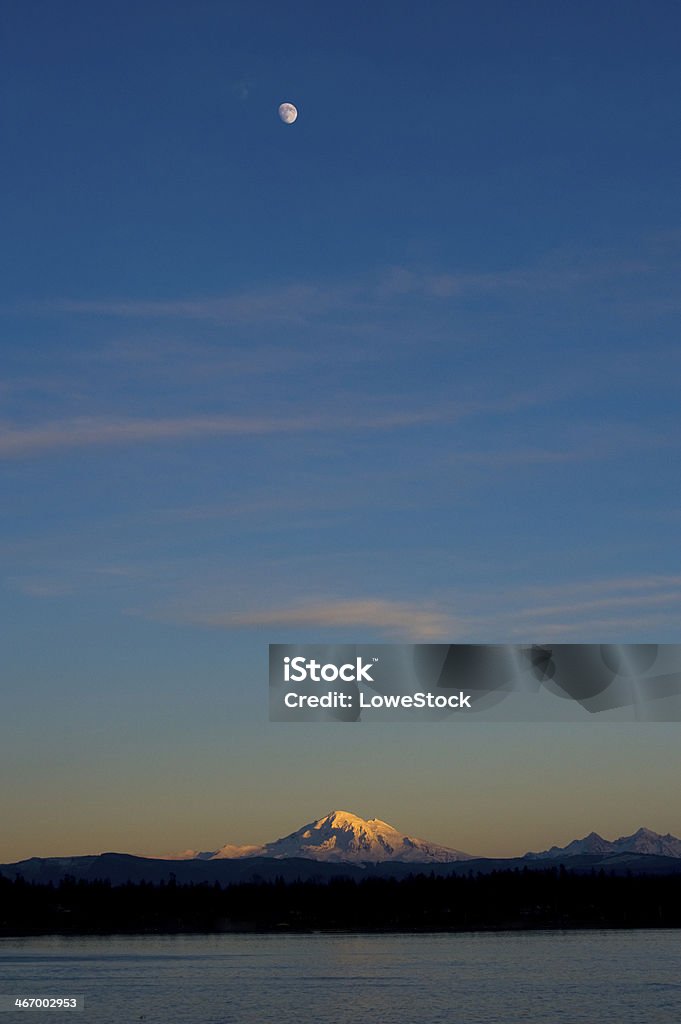 Moonrise sobre monte Baker. - Royalty-free Anoitecer Foto de stock