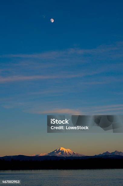 Moonrise Sobre Monte Baker - Fotografias de stock e mais imagens de Anoitecer - Anoitecer, Ao Ar Livre, Azul