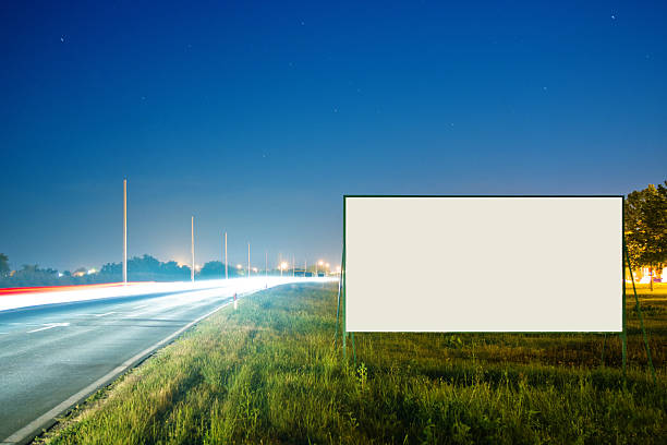 blank billboard pela estrada - outdoor road - fotografias e filmes do acervo