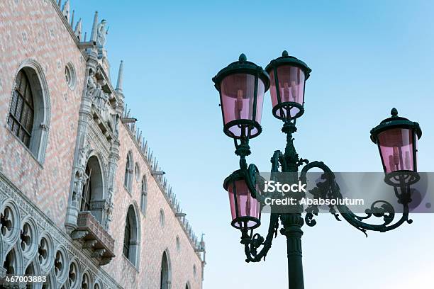 Photo libre de droit de Vieille Rue De Signalisation Et Palais Des Doges Venise Italie banque d'images et plus d'images libres de droit de Arc - Élément architectural