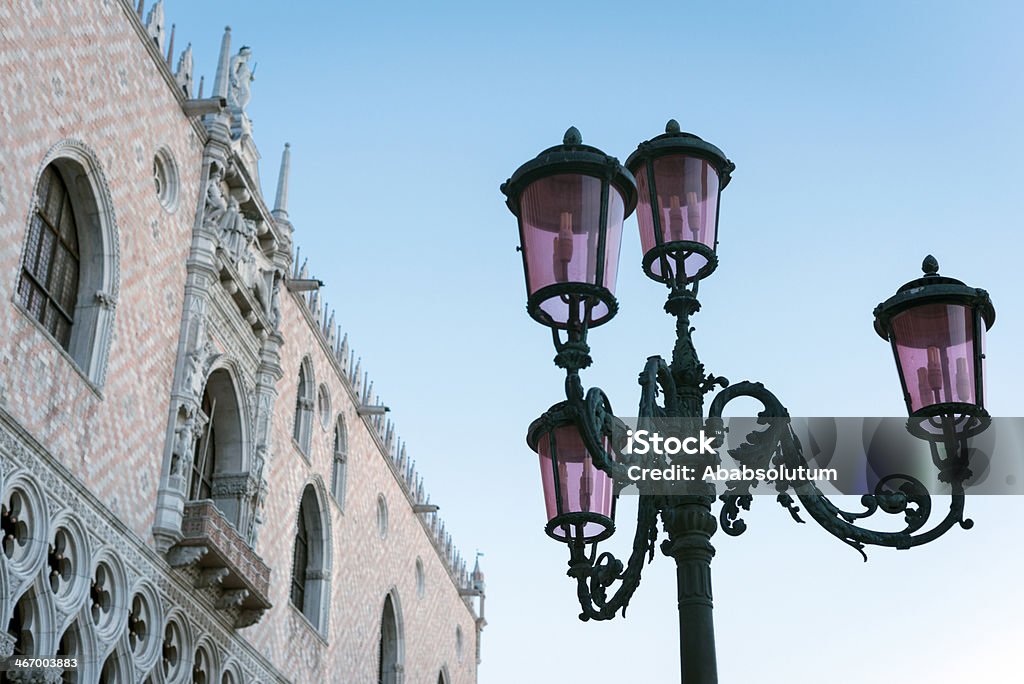 Antiga rua luzes e Palácio dos Doges, Veneza, Itália - Foto de stock de Antigo royalty-free