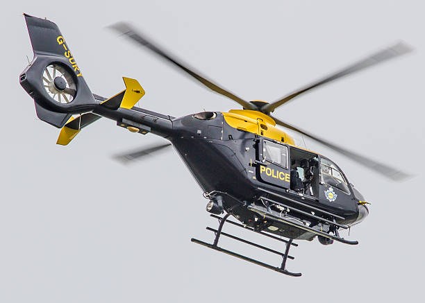 regno unito elicottero della polizia con prodotti di sorveglianza - police helicopter foto e immagini stock