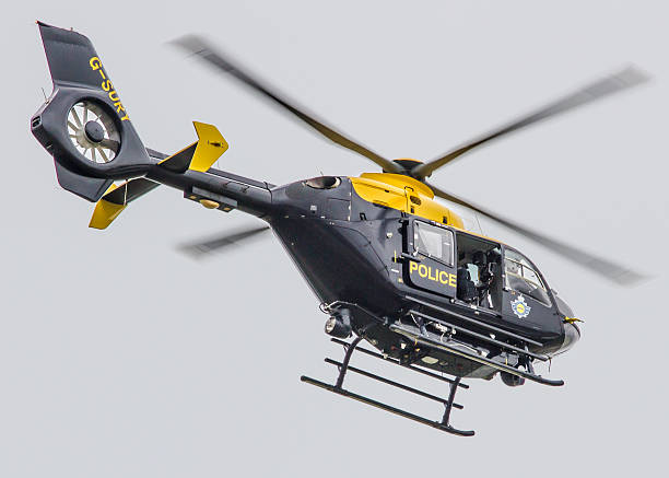 helicóptero da polícia do reino unido com equipamento de vigilância. - police helicopter - fotografias e filmes do acervo