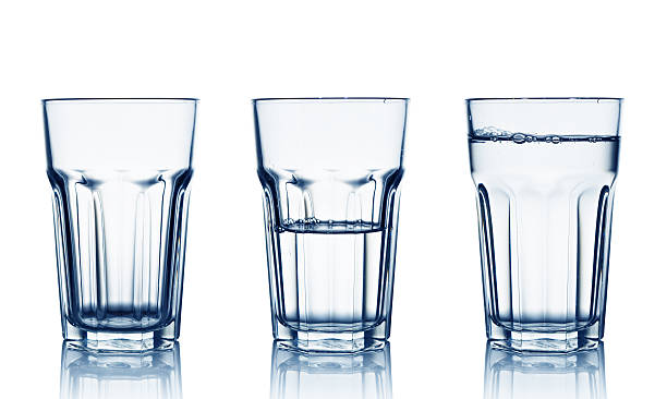 lunettes d'eau - glass water half full empty photos et images de collection