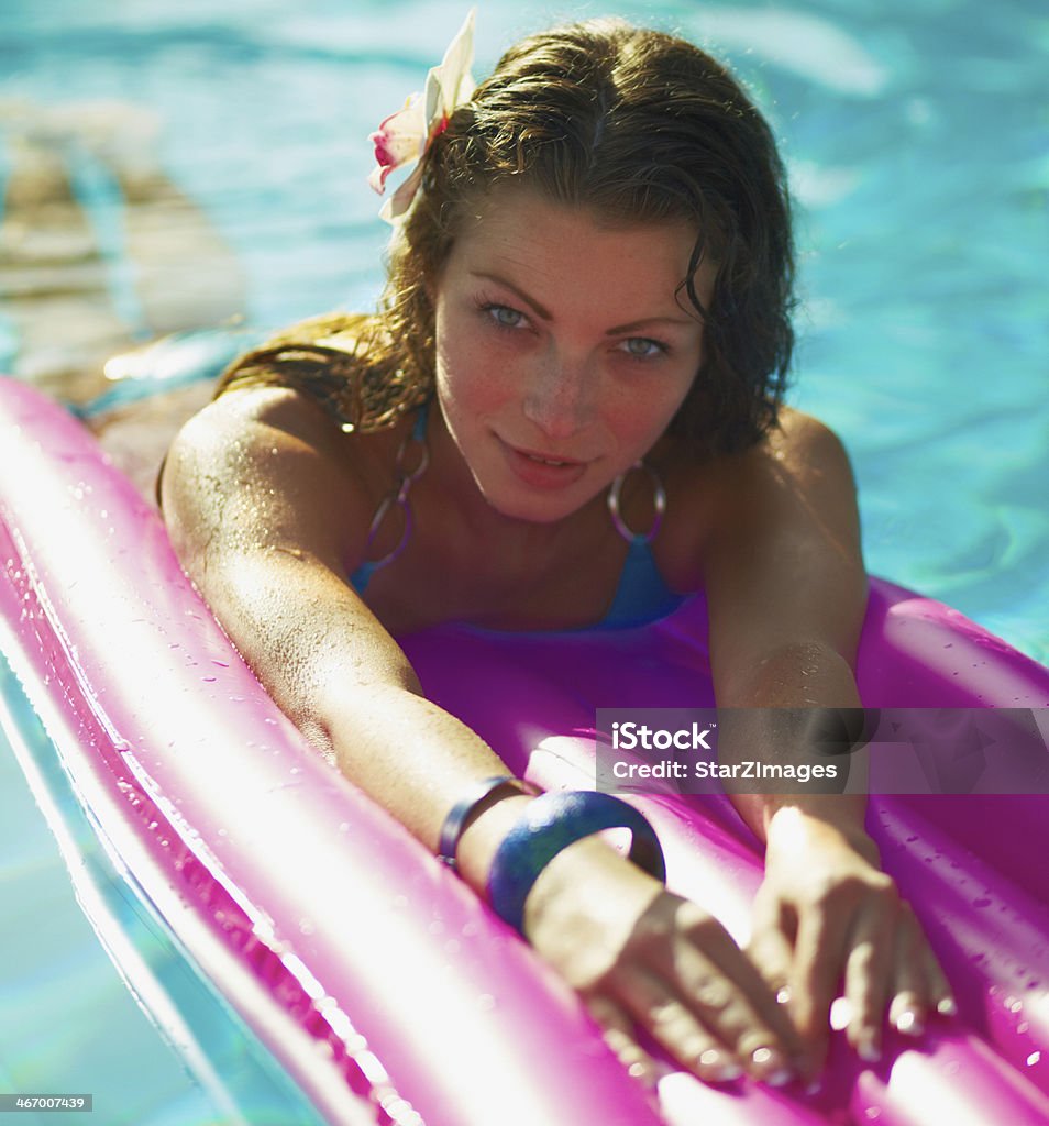 Heureuse femme allongée au bord de la piscine - Photo de Adulte libre de droits