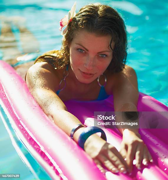 Photo libre de droit de Heureuse Femme Allongée Au Bord De La Piscine banque d'images et plus d'images libres de droit de Adulte - Adulte, Corps humain, Description physique