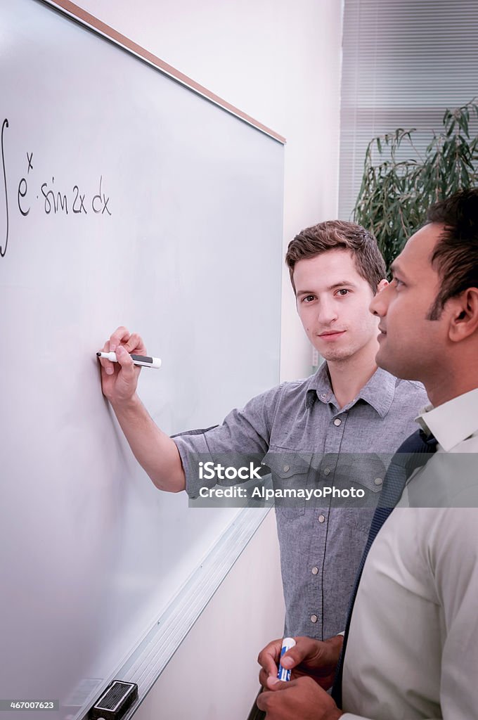 Escuela/Universidad los estudiantes de matemáticas para solucionar el problema-VIII - Foto de stock de Maestro libre de derechos