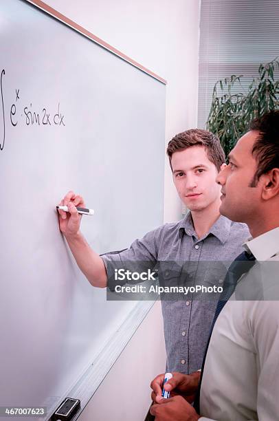 Escuelauniversidad Los Estudiantes De Matemáticas Para Solucionar El Problemaviii Foto de stock y más banco de imágenes de Maestro