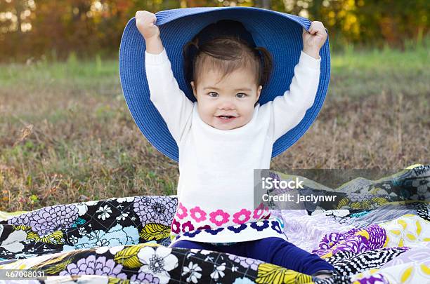 Foto de Bebê Menina Toca Olhada A Boo Com Grandes Chapéu Azul e mais fotos de stock de Azul
