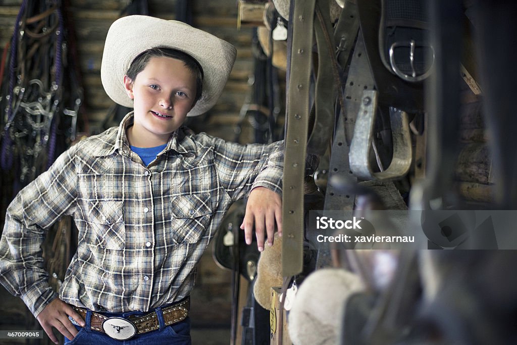 Giovane cowboy nel Fienile - Foto stock royalty-free di Agricoltura