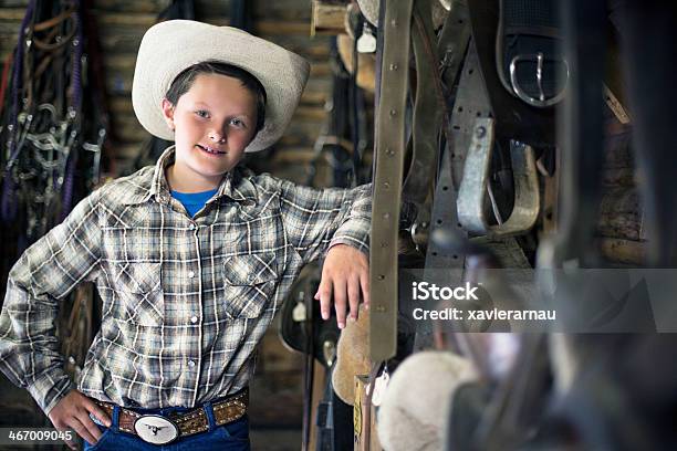 Giovane Cowboy Nel Fienile - Fotografie stock e altre immagini di Agricoltura - Agricoltura, Ambientazione interna, Andare a cavallo