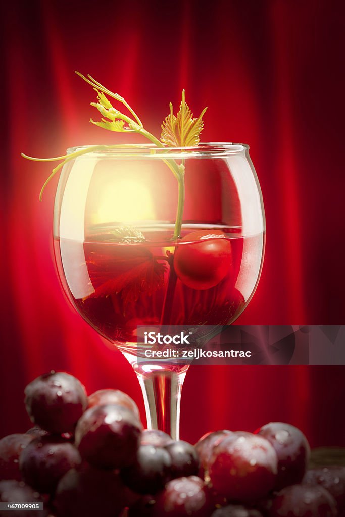 Czerwone wino i winogron - Zbiór zdjęć royalty-free (Alkohol - napój)