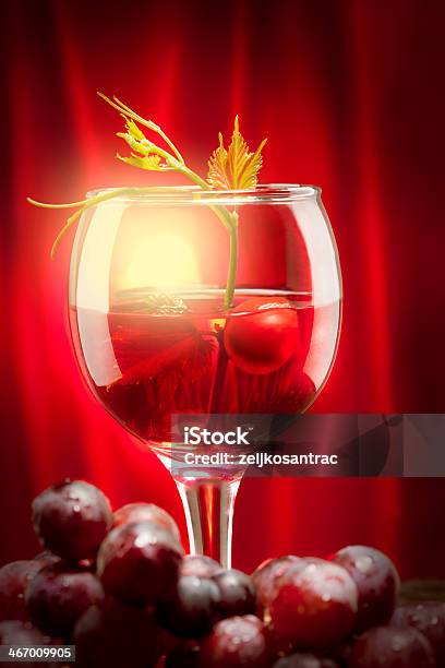 Czerwone Wino I Winogron - zdjęcia stockowe i więcej obrazów Alkohol - napój - Alkohol - napój, Aranżacja, Bez ludzi