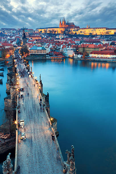 karlsbrücke und prager - vltava river stock-fotos und bilder