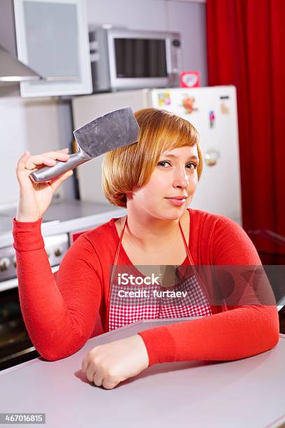 Hübsche Kunstvolle Hausfrau Mit Messer Im Kitchen Stockfoto und mehr Bilder von Attraktive Frau - Attraktive Frau, Beil, Das Böse
