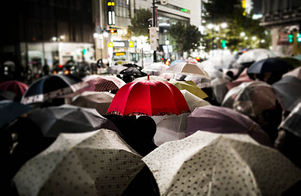 individualidad - nightlife city night rain fotografías e imágenes de stock