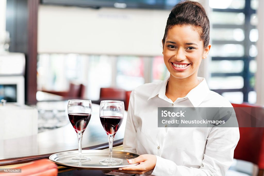 Garçonete Carregando bandeja com copos de vinho tinto no restaurante - Foto de stock de Garçonete royalty-free