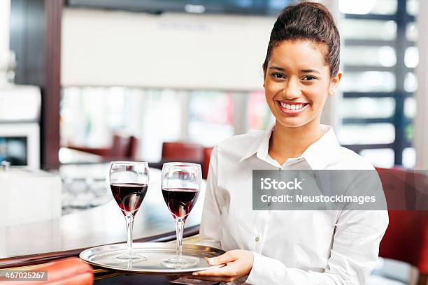 Tabuleiro De Transporte Empregada De Mesa Com Vinho Tinto No Restaurante Óculos - Fotografias de stock e mais imagens de Empregada de Mesa